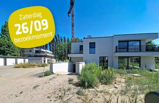 Residentie Vici is gelegen in de Stationsstraat en residentie B bevat 8 appartementen, gelegen vlakbij de oude spoorwegbedding.<br />Eyecatcher van het project wordt de prachtige groene binnentuin. Centrale ligging in het hart van Sijsele op fiets-en wandelafstand van scholen en supermarkten. <br /><br />Appartement 57B0102 is een mooi 1 kamerappartement op het eerste verdiep. Mooie leefruimte met open keuken, 1 ruime slaapkamer, ingerichte badkamer met douche en lavabomeubel, berging en wc.<br />Zongericht terras van 22 m².<br />Zeer energiezuinig met zonnepanelen, lucht-water warmtepomp en vloerverwarming.<br /><br />Dit appartement wordt volledig afgewerkt aangeboden waarbij je zelf nog je eigen afwerking kan kiezen. <br />Bovengrondse garagebox mee aan te kopen. <br /><br />Bij Durabrik ben je zeker van een vaste prijs.<br />Heb je vragen? Contacteer dan je bouwadviseur via 0475 98 89 02 of mail naar vincent.sohier@durabrik.be.<br /><br />Download de brochure via https://durabrik.immo/sijsele-stationsstraat<br />* Beelden en oppervlaktes zijn indicatief.