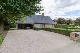<p>Ontdek deze prachtige villa gelegen in een rustige en groene omgeving aan de Winkelwarande 22 in Sint-Kruis-Winkel. Deze stijlvolle woning, gebouwd in 1988, combineert ruimte, comfort en een hoogwaardige afwerking tot een uitzonderlijk geheel.</p>
<p>De villa bevindt zich op een royaal perceel van 1.315 m² en biedt een indrukwekkende bewoonbare oppervlakte van maar liefst 216 m². Doorheen de jaren werd de woning met de grootste zorg onderhouden, steeds uitgevoerd door professionals en met oog voor kwaliteit en duurzaamheid. Hierdoor verkeert het pand in uitstekende staat van onderhoud.</p>
<p>Binnen geniet u van een luxueuze afwerking en een aangename, warme sfeer. De ruime leefruimtes zorgen voor veel natuurlijk licht en een optimaal wooncomfort, ideaal voor gezinnen of liefhebbers van stijlvol wonen.</p>
<p>Ook buiten is het heerlijk vertoeven. De prachtig aangelegde tuin vormt een ware oase van rust waar u in alle privacy kunt ontspannen. De zwemvijver zorgt voor een exclusieve en natuurlijke uitstraling en maakt van deze tuin de perfecte plek om te genieten tijdens zonnige dagen en gezellige avonden.</p>
<p>Deze villa biedt een unieke combinatie van ruimte, luxe, rust en kwaliteit op een gegeerde locatie. Een uitzonderlijke woning voor wie op zoek is naar comfortabel en zorgeloos wonen in een groene omgeving.<br /><br /><strong>UW DROOMWONING? ZO GEVONDEN!</strong></p>