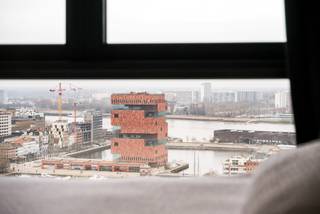 Wonen is genieten van het leven en dat is exact wat dit uitzonderlijke penthouse u elke dag laat ervaren.Op de 21e verdieping van de iconische London...