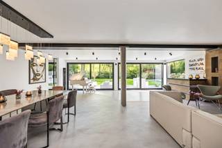 <p>Welkom in deze uitzonderlijke kubuswoning aan de Groene Wandeling 4 in 2970 Schilde een unieke combinatie van architectuur, luxe afwerking, energiezuinigheid en moderne technologie. Deze volledig gerenoveerde woning (2019) werd in 2020 in gebruik genomen en biedt een ongezien wooncomfort op een toplocatie.<br />Van bij het betreden van de woning valt meteen de hoogwaardige afwerking op. De woning combineert warme, authentieke materialen zoals origineel hout en mortex met strakke moderne elementen, microcementvloeren en aluminium afwerkingen. <br />De leefruimte en keuken werden ontworpen met oog voor detail en comfort. De luxueuze keuken beschikt onder andere over een stoomoven, een verborgen televisie en een design koelkast die automatisch opent met een eenvoudige drukbeweging. De stijlvolle bijbouw met zwarte PVC-afwerking beschikt over roofing, 19 cm muurisolatie en extra aansluitingen, met mogelijkheid tot het installeren van een bijkomende keuken op de bovenverdieping ideaal als gastenverblijf, praktijkruimte of kangoeroewoning.</p><p>Extra troeven:<br />Volledig gerenoveerd in 2019<br />Instapklaar sinds 2020<br />44 zonnepanelen<br />Twee warmtepompen<br />Slimme batterij en laadpaal<br />Domotica en geïntegreerd audiosysteem<br />Zwembad + jacuzzi<br />Hoogwaardige materialen zoals mortex en microcement<br />Aluminium afwerking<br />Waterput, regenwaterrecuperatie en filtersysteem<br />Zeer energiezuinig<br />Russound multiroom audisysteem</p><br />