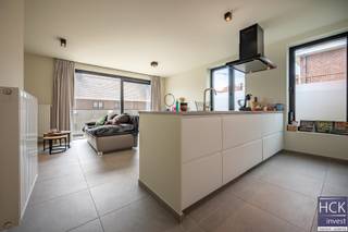 <strong>De ligging</strong><br />Deze schitterende residentie '<em>Margot'</em> (gebouwd in 2021) is gelegen op werkelijk een boogscheut van het centrum van Kruishoutem, vlakbij tal van allerhande faciliteiten, horecazaken, winkels, openbare centra,... alsook het openbaar vervoer. Dankzij diverse verbindingswegen zijn de omliggende centra Waregem/Deinze/Nazareth/Oudenaarde/Zulte allen vlot bereikbaar, alsook het op- & afrittencomplex van de E17 is op amper 5 min. te bereiken. Kortom, een ware TOPLIGGING!! <br /><br /><strong>Het appartement</strong><br />Het appartement voorziet in alle hedendaags comfort en werd afgewerkt met uitermate hoogwaardige materialen. Volledig instapklaar (dat wil zeggen volledig geschilderd, voorzien van alle armaturen, geautomatiseerde screens aan de voorzijde van het appartement en een verduisterend gordijn in de slaapkamer....) Kortom, werkelijk een VOLLEDIG UITGERUST en INSTAPKLAAR appartement!<br /><br /><strong>Indeling</strong><br />Leefruimte met open keuken en kookeiland (kookplaat, dampkap, oven, microgolf, koelkast, diepvries en vaatwasser) - toegang tot het zonneterras (zuidwest georiënteerd) - berging/wasplaats - nachthal - 1 slaapkamer - badkamer met lavabo en inloopdouche; <br />In de maandelijkse huurprijs is tevens <u>een extra inpandige berging</u> en <u>autostaanplaats </u> inbegrepen. Daarnaast heeft u nog de mogelijkheid om fietsen te stallen in de gemeenschappelijke fietsberging. <br /> <br /><strong>Troeven</strong><br />- energiezuinig!! <br />- volledig uitgerust en instapklaar!! (armaturen, gordijnen, schilderwerken, geautomatiseerde screens...) <br />- topligging!! <br />- zon georienteerd en lichtrijk!! <br /> <br />Beschikbaarheid: 01/09/2026<br /> <br />Gem. kosten: €50.00 / maand <br /> <br />Voor meer info of een bezoek contacteer Armin Haerinck van HCK invest 0474 60 84 02 of stuur een mail naar info@hckinvest.be