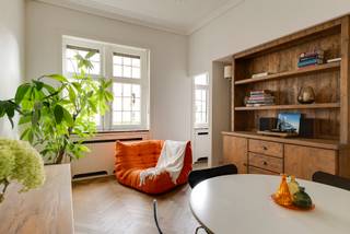 In een statig beaux-artsgebouw op de prestigieuze Van Putlei bevindt zich dit charmante gelijkvloers appartement, een unieke kans in een van de...