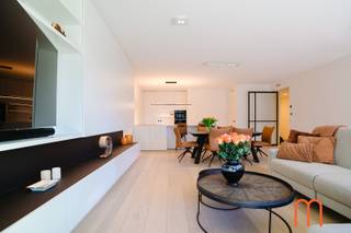 Dans le prestigieux quartier d'Oosteroever, nous proposons à la vente ce <strong>magnifique appartement haut de gamme</strong> en bord de mer. Situé <strong>au 3ième étage</strong> de l'élégante résidence Ensor Tower II (année de construction 2023), cet appartement allie luxe, confort et efficacité énergétique à un emplacement unique à proximité de la plage, de la mer et du port.<br />Avec une surface habitable de <strong>120 m²</strong> et une terrasse spacieuse et ensoleillée de <strong>23 m²</strong>, vous profitez ici d'une qualité de vie exceptionnelle sur la côte belge.<br /><br /><strong>Aménagement : espace, lumière et luxe</strong><br />Dès votre arrivée, vous êtes accueilli dans un hall d'entrée spacieux avec toilettes pour invités. Le <strong>salon lumineux</strong> offre un espace de vie ouvert et agréable avec un accès direct à la <strong>terrasse ensoleillée à l'avant</strong>, idéale pour profiter de l'air marin et de la vue agréable.<br />La <strong>cuisine ouverte luxueuse</strong> est équipée de matériaux de haute qualité et d'appareils modernes, parfaite pour ceux qui aiment cuisiner avec style et prendre leurs repas dans une ambiance chaleureuse. À côté se trouve un grand débarras.<br /><br /><strong>Deux chambres avec accès à la terrasse</strong><br />Cet appartement dispose de deux chambres à coucher à part entière :
<ul>
	<li><strong>Chambre principale</strong> avec placards intégrés et salle de bains élégante équipée d'une douche à l'italienne, d'un double lavabo et de toilettes.</li>
	<li><strong>Deuxième chambre</strong> avec salle de douche privée, idéale pour les invités ou la famille.</li>
</ul>
Les deux chambres donnent directement sur la grande terrasse, ce qui offre une expérience intérieure-extérieure unique et un apport de lumière supplémentaire.<br /><br /><strong>Habitat économe en énergie et tourné vers l'avenir</strong><br />Cet appartement récent (2023) répond aux normes actuelles en matière d'efficacité énergétique :
<ul>
	<li>Label <strong>EPC A</strong></li>
	<li><strong>Chauffage au sol</strong> via <strong>raccordement au réseau de chaleur</strong></li>
	<li>Revenu cadastral de l'appartement : € 1.168</li>
</ul>
Grâce aux techniques durables, vous bénéficiez d'un confort de vie optimal avec une faible consommation d'énergie.<br /><br /><strong>Atouts supplémentaires</strong>

<ul>
	<li>Possibilité d'acheter une <strong>place de parking (n° 8) sous la résidence</strong></li>
	<li>Finitions de haute qualité et prêt à emménager</li>
	<li>Idéal comme résidence principale, résidence secondaire ou investissement en bord de mer</li>
	<li>Possibilité de reprendre l'ensemble de l'aménagement de bon goût</li>
</ul>
<br /><strong>Investir dans l'immobilier en bord de mer</strong><br />Vivre à Oosteroever, c'est opter pour le calme, une architecture moderne et une ambiance maritime exclusive, tout en étant à proximité des commerces, des restaurants et de la vie urbaine animée.<br />Vous recherchez un <strong>appartement de luxe à vendre à Ostende, en bord de mer,</strong> avec terrasse, deux chambres et des finitions haut de gamme ? Alors cette propriété exceptionnelle vaut vraiment le détour.