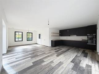 <p>Nieuwe, energiezuinige halfopen woning met 3 grote slaapkamers, tuin en A+ label van 186 m².</p><p>Comfort, ruimte en energiezuinig wonen komen hier perfect samen. Deze modern halfopen woning biedt alles wat een gezin zoekt: drie grote slaapkamers (22, 18,5 en 14,5m²), een aangename leefruimte (60m²), een eigen tuin met terras, parkeergelegenheid en een uitzonderlijk energiezuinig karakter.<br />Op het gelijkvloers geniet je van een inkomhal met toilet en kleine berging, een ruime en lichtrijke leefruimte. De open keuken is volledig uitgerust met toestellen en sluit mooi aan bij de leefruimte. Daarnaast is er een praktische berging met aansluitingen voor wasmachine en droogkast en aanwezigheid van een waterverzachter.<br />De eerste verdieping beschikt over twee comfortabele slaapkamers van 18,5 en 14,5 m², een moderne badkamer met ligbad en inloopdouche en een afzonderlijk toilet.<br />Op de tweede verdieping bevindt zich een derde ruime slaapkamer (22 m²), aangevuld met een berging/technische ruimte.<br />Achteraan beschikt de woning over een aangename private tuin met terras, ideaal om te ontspannen, te spelen of gezellig te genieten met familie en vrienden. Voor de woning is bovendien parkeergelegenheid voor meerdere wagens.<br />Ook op vlak van energie scoort deze woning bijzonder sterk. Dankzij de combinatie van een warmtepomp, vloerverwarming en maar liefst 18 zonnepanelen behaalt de woning een energieprestatie van -25 kWh/m² per jaar en energielabel A+.<br />Een ideale gezinswoning voor wie ruimte, comfort en duurzaam wonen wil combineren.</p><p>Interesse? Maak eenvoudig een afspraak via de knop ‘Ik heb interesse’ of contacteer ons via 016 90 10 21 of info@future-home.be<br /> </p>