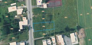 <strong>Deze bouwgrond is niet alleen een solide investering maar ook de perfecte start voor wie een kwaliteitsvolle levensstijl wil combineren met natuur en stadsnabijheid!</strong><br /><br /><strong>LIGGING</strong><br /><br />Ontdek dit <strong>royaal bouwperceel</strong> voor een <strong>open bebouwing</strong> gelegen op een steenworp van het <strong>centrum van Ninove</strong>.<br />Hier woont u op een ruim perceel met achteraan een <strong>prachtig verzicht </strong>omgeven door de natuur.<br />De <strong>idyllische ligging in de Denderstreek</strong> is perfect voor wandelingen en fietstochten langsheen de diverse groene routes.<br />Daarnaast zorgt de locatie voor een <strong>vlotte verbinding</strong> naar steden zoals <strong>Aalst</strong>, <strong>Gent</strong> en <strong>Brussel</strong>, alsook zijn <strong>diverse winkels en scholen</strong> nabij.<br /><br /><strong>BESCHRIJVING</strong><br /><br />Deze bouwgrond van <strong>ca. 850 m²</strong> bevindt zich langsheen de Geraardsbergsesteenweg, op slechts enkele minuten van het centrum van Ninove. Met een <strong>perceelbreedte van ca. 17 meter </strong>en een <strong>diepte van ca. 50 meter</strong> is dit de ideale plek om jouw toekomstige thuis te creëren.<br />Denk aan een moderne villa met zonnige tuin, waar u kan ontspannen en genieten van het prachtig uitzicht.<br /><br /><strong>Laat deze kans niet voorbijgaan. Bouw hier jouw toekomst op een plek waar wonen en bereikbaarheid samenkomen!</strong><br /><br />Voor meer info en/of een bezoek contacteer Kevin: <strong>0476 66 55 50</strong>.<br />(sommige foto's zijn referentiebeelden, Opp. zijn geraamd)