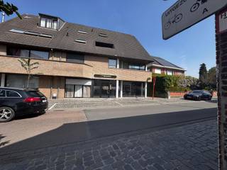 Dit handelspand, cashpunt, is gelegen in het centrum van Rumbeke.Een zorgeloze investering met mooi rendement!Extra troeven:. Centraal gelegen...