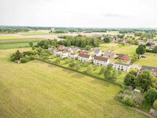 WONING 7: Moderne open bebouwing met een woonopp. van 147,80 m² + carport is gelegen op een perceel van 8a37ca, met een straatbreedte van 16,73m en een diepte van 50m. Rustig gelegen in een groene omgeving, vlakbij het stadscentrum van Hasselt en E-313. <br /><br />INDELING: GELIJKVLOERS: Via de inkomhal met gastentoilet en ruimte voor vestiaire krijgt u toegang tot de ruime, lichtrijke woonkamer met aansluitend een open keuken via waar de berging/wasplaats bereikt kan worden, Carport; EERSTE VERDIEP: nachthal met toegang tot de drie ruime slaapkamers, ruime badkamer, apart toilet en technische ruimte. <br /><br />WOONERF "BUNDERHOF" TE KURINGEN, dat is stijlvol en rustig wonen in een groene omgeving, vlakbij het stadscentrum van Hasselt en E-313. Dit unieke woonproject bestaat uit 9 klassevolle, duurzame woningen en is gelegen in een rustige, doodlopende straat, grenzend aan natuurgebied. <br />De kleinschaligheid van het project versterkt de exclusieve uitstraling en zorgt voor een intieme, geborgen sfeer. Elke woning werd doordacht ingetekend met oog voor privacy, lichtinval en ruimte. Voor- en achtertuinen vloeien harmonieus in elkaar over en de grote raampartijen verbinden het interieur met het omliggende groen. <br /><br />Dit kleinschalig project bestaat uit 6 half-open bebouwingen met grondoppervlaktes van elk ong. 6a25ca en 3 open bebouwingen met een grondoppervlakte van elk ong. 8a37ca. Bewoonbare oppervlaktes van 125 m² tot 170 m². Prijzen vanaf € 399.900,- (Volledig afgewerkt - exclusief kosten). <br /><br />Meer info: Contacteer Danny op 0471/10.00.69 of 011/22.19.17 of via ww.limburgsvastgoed.be