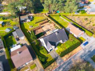 In een bijzonder groene en rustige omgeving, waar privacy en wooncomfort hand in hand gaan, bevindt zich deze hoogwaardige en energiezuinige villa...