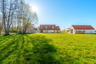 Deze exclusieve nieuwbouwvilla (2023) geniet van een unieke landelijke ligging, omringd door uitgestrekte velden en absolute rust. De eigendom...