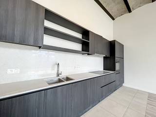 LIGGING<br />Dit nieuwbouw appartement geniet een top ligging in het centrum van Gent. Meer bepaald is het appartement gelegen in het project de Kazerne gelegen aan de Kattenberg. Een uniek project met behoud van authentieke elementen waar u ten volle van het Gentse stadsleven kan genieten. Alsook het aangelegde paradeplein die fungeert als gemeenschappelijke binnentuin maakt het heerlijk vertoeven bij zonnig weer. Bovendien is het slechts de straat oversteken om het Citadelpark te betreden.<br /><br />INDELING<br />U komt het appartement binnen via een centrale inkomhal voorzien van een gastentoilet. Vervolgens heeft u toegang tot de lichtrijke woonkamer met een open geïnstalleerde keuken. Deze leefruimte staat in verbinding met de wintertuin of overdekt terras met zicht op de prachtige binnentuin. Verder beschikt het appartement over twee volwaardige slaapkamers, een badkamer met inloopdouche en een ruime berging. Tot slot is er nog een privatieve kelderberging, gemeenschappelijke fietsenberging en behoort er een autostaanplaats bij het appartement. <br /><br />Huurprijs: 1400 euro/maand<br />Provisie syndicale kosten: 110 euro/maand<br />EGW: zelf af te sluiten.<br />Beschikbaar vanaf 1/08<br /><br /><br />Bezoek aanvragen kan via de website.