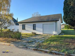 <p>Deze <strong>charmante</strong> <strong>open bebouwing</strong> biedt een <strong>inkomhal met apart toilet</strong>, een gezellige <strong>woonkamer</strong> die naadloos aansluit op een <strong>ingerichte keuken</strong>. De woning beschikt over <strong>drie slaapkamers</strong>, waarvan één ideaal is als bureau of hobbyruimte. De <strong>badkamer </strong>is uitgerust met een douche en lavabo. Vanuit de woonkamer heeft u toegang tot de <strong>lichtrijke veranda</strong>, waar grote raampartijen zorgen voor een aangenaam, open gevoel en extra leefruimte.</p>
<p>De praktische <strong>zolderruimte</strong> is bereikbaar via valluik.</p>
<p></p>
<p>Buiten geniet u van een <strong>zuidwest georiënteerde tuin </strong>en<strong> </strong>parkeren kan eenvoudig via de <strong>oprit </strong>en<strong> </strong>een <strong>inpandige garage </strong>(automatische poort).</p>
<p></p>
<p>Deze woning biedt een uitstekende kans om volledig naar eigen smaak te moderniseren. De renovatieverplichting is van toepassing.</p>
<p><strong>Gelegen in een rustige, kindvriendelijke wijk</strong>, op korte afstand van het centrum van Liedekerke, geniet u van een vlotte verbinding met scholen, winkels en andere voorzieningen.</p>
<p></p>
<p>Voor meer informatie of een bezoek, contacteer Steven via steven@immotijl.be of 0485 52 55 29.</p>