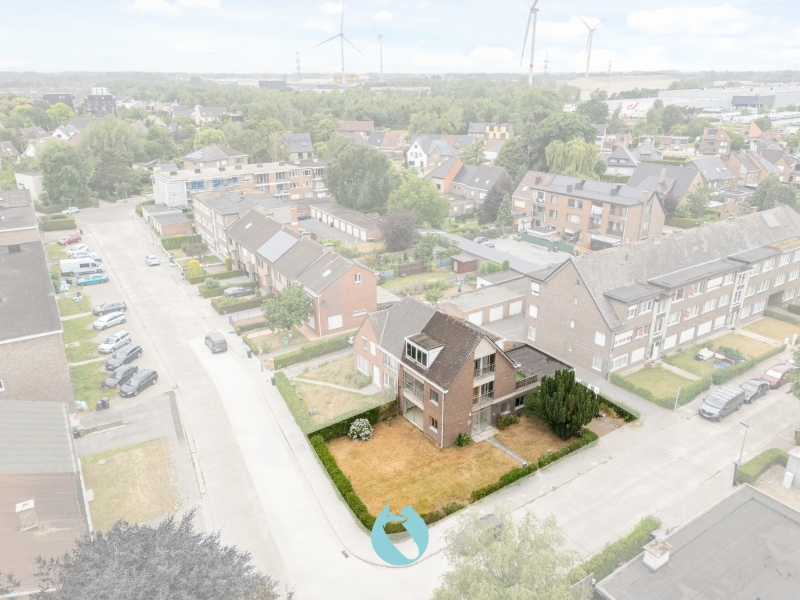 Kleinschalig gebouw met 2 appartementen en 2 garages - foto 1