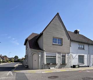 <p>Deze charmante hoekwoning geniet van een rustige ligging en biedt een aangename combinatie van comfort en functionaliteit. Op het gelijkvloers vindt u een gezellige leefruimte met een zit- en eethoek, ideaal om te ontspannen of gasten te ontvangen. Aansluitend bevindt zich de halfopen, geïnstalleerde keuken die zorgt voor een vlotte verbinding met de leefruimte. Verder beschikt de woning over een praktische berging met wasplaats en een handige kelder voor extra stockage. De gelijkvloerse badkamer is uitgerust met een douche, lavabo en toilet.</p>
<p>Buiten geniet u van een gezellige, onderhoudsvriendelijke tuin met een zijpoortje, wat zorgt voor een vlotte toegang en extra gebruiksgemak.</p>
<p>Op de verdieping bevinden zich drie volwaardige slaapkamers en een tweede badkamer met bad, lavabo en toilet. Via een trapluik bereikt u de zolder, die extra bergruimte biedt.</p>
Een ideale woning voor wie op zoek is naar een gezellige thuis op een rustige locatie, met alle nodige voorzieningen binnen handbereik.<br /><br />Extra troeven<br /><br />
<ul>
<li>rolluiken</li>
<li>2 badkamers</li>
<li>rustige ligging</li>
<li>onderhoudsvriendelijke tuin</li>
<li>ruime kelder</li>
</ul>
<br />Deze woning is te koop ZONDER makelaar via het concept van Smart Houses. Wenst u verdere inlichtingen of een bezoek? Contacteer rechtstreeks de eigenaar via 0486/84.19.57