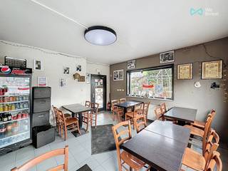 <strong>*** A VENDRE ***</strong> Clabecq - Restaurant avec terrasse, situé sur un axe très fréquenté. Cet établissement a une surface exploitable de +- 100 m². Le bien est à vendre sans mobilier ni matériel professionnel !<br /><br />Le restaurant se compose comme suit: une salle de +- 20 m² pouvant accueillir 20 couverts, 1 pièce prévue pour la cuisine de +- 24 m², une pièce à l'arrière de la cuisine de de ±17 m², une terrasse de ± 25 m² ainsi que des WC hommes et femmes.<br /><br /><strong>Confort </strong>: Toit rénové en 2022, C.c. gaz. Possibilité de faire un parking et/ou un garage.<br /><br /><span><strong>HORECA ACTUELLEMENT LOUÉ !</strong></span><br /><strong>Prix </strong>: F.O. àpd 200.000 euros (sous réserve d'acceptation du propriétaire)<br /><strong>Contact </strong>: tubize@weinvest.be ou au 02.355.42.20 ou Taylor au 0494.28.38.88
