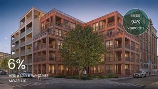 <p><span>UNIT 2 — Tweede verdieping | Hoekappartement</span></p><p><span> </span></p><p><span>Boven de stad, maar midden in het leven.</span></p><p><span> </span></p><p><span>Op de tweede verdieping van Zegelpark ligt dit ruime hoekappartement — een van de laatste en mooiste beschikbare units in het project. Hier woon je net dat tikkeltje hoger, met een zicht op de mooie boom, meer privacy en een terras waar je werkelijk geniet.</span></p><p><span> </span></p><p><span>De leefruimte is ronduit indrukwekkend: een gigantische open ruimte met een stijlvolle keuken met kookeiland, naadloos uitgevend op het zonnige terras. Parket of tegels — de keuze is volledig aan jou — en twee badkamers die het comfort van een boutique hotel naar je eigen thuis brengen. De twee slaapkamers zijn ruim en rustig — een appartement dat op elk moment van de dag aangenaam aanvoelt.</span></p><p><span> </span></p><p><span>De hoekligging brengt licht van twee kanten naar binnen en geeft het appartement een open, luchtig karakter dat je meteen voelt. Technisch volledig in orde: BEN-norm (E30 of beter), vloerverwarming, warmtepomp en zonnepanelen.</span></p><p><span> </span></p><p><span>Zegelpark ligt op het kruispunt van de stad en de natuur: Borgerhout bruist buiten, het toekomstige Ringpark Groene Vesten lonkt voor je dagelijkse wandeling. Gemeenschappelijke tuin, fietsenstalling en ondergrondse parking aanwezig.</span></p><p><span> </span></p><p><span>Met het verlaagde btw-tarief van 6% (indien van toepassing) ook financieel een uitstekende keuze.</span></p><p><span> </span></p><p><span>Plan je bezoek via <span>www.sinjoor.be</span></span><span> of bel ons op 03 283 05 00.</span></p><p><span> </span></p><p><span> </span></p>