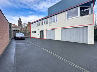 Kantoor van ca. 150 m² te huur in Wevelgem. Gelegen in de nabijheid van diverse invalswegen en de autosnelweg. Indeling> Gelijkvloers:- Ruime...