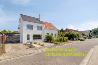 De Melkerijstraat is een rustige straat in de dorpskern van OLV Olen, op wandelafstand van het station, openbaar vervoer, scholen, winkels, ..., en met een vlotte verbinding naar Geel, Herentals, Westerlo, Kasterlee en de E313 autosnelweg.<br /><br />Je betreed de woning via een inkomhal. Vervolgens kom je terecht in de ruime en open leefruimte, opgedeeld in een zithoek en een eethoek met aansluitende open keuken. De keuken is uitgerust met een inductievuur, dampkap, vaatwasser, oven en microgolfoven. Aansluitend is er een kleine wasplaats.<br /><br />De badkamer bevindt zich achteraan de woning, is zeer ruim (+/- 20 m²) en voorzien van een inloopdouche, ligbad, dubbele lavabo en toilet.<br /><br />Op de eerste verdieping bevinden er zich 4 slaapkamers en een toilet. Er werden rolluiken en airco voorzien in 2 slaapkamers. De 5de slaapkamer bevindt zich op de 2de verdieping, tevens voorzien van airco.<br /><br />Er is een kleine kelder aanwezig.<br /><br />Naast de woning is er een garage voorzien, dewelke nog verder afgewerkt moet worden. Zowel vooraan als achteraan kan er een garagepoort voorzien worden. De tuin werd aangelegd, is voorzien van een ruime berging van +/- 20 m² en achteraan van een leuk overdekt terras met aansluitende berging.<br /><br />Er werden recent tal van renovatiewerken uitgevoerd. Aan de fotoreeks zijn twee impressies toegevoegd die het potentiële eindresultaat tonen na eventuele schilderwerken.<br /><br />Keuring elektrische installatie: conform. Stedenbouwkundige inlichtingen in aanvraag.