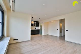 <p><span>Gelegen nabij de prestigieuze wijk rond park Den Brandt vinden we dit zeer degelijke en energiezuinige appartement met 2 slaapkamers en breed terras terug.</span></p><p><span>Vanuit deze straat zijn winkels, scholen, ziekenhuizen en openbaar vervoer binnen direct bereik. Voor de sporters en/of wandelaars zijn er vlakbij 3 parken waar ze zich naar hartenlust kunnen uitleven, tevens goede verbinding naar E19 en A12, en de Antwerpse Ring.</span></p><p><span> </span></p><p><span>Indeling</span></p><p><span>Via de zeer verzorgde gemeenschappelijke inkomhal komen we binnen in het gebouw en nemen we de lift of trap tot bij de vijfde verdieping.</span></p><p><span>Het appartement werd in 2017 zeer kwalitatief gerenoveerd. De mooie laminaatvloer loopt naar de meeste ruimtes door.</span></p><p><span> </span></p><p><span>We betreden het appartement in de inkomhal met enkele handige ingemaakte kasten en een apart toilet met handenwasser.</span></p><p><span> </span></p><p><span>Achteraan het gebouw is er de lichtrijke leefruimte met grote ramen dat aansluit aan de open keuken. Langs hier is er tevens ook toegang tot het zuidgericht terras.</span></p><p><span>De open keuken is voorzien van alle nodige toestellen: een combi-oven, inductie kookplaat, dampkap, koelkast en vaatwasser.</span></p><p><span>Naast de keuken vinden we nog een handige wasruimte met voldoende opbergplaats, een extra wasbak en uiteraard de aansluiting voor de wasmachine en droogkast.</span></p><p><span> </span></p><p><span>In het midden van het appartement bevindt zich nog de lichtrijke badkamer, deze is voorzien van een wastafel, douchecabine, toilet en een actief ventilatiesysteem.</span></p><p><span> </span></p><p><span>Er is één ruime slaapkamer, de mogelijkheid is er om zeer eenvoudig een tweede slaapkamer te creëren.</span></p><p><span> </span></p><p><span>Bij het appartement hoort nog een handige kelderberging en een privatieve autostaanplaats.<br />Een gemeenschappelijke fietsenstalplaats is ook voorzien.</span></p><p><span> </span></p><p><span>Er is een onderhoudsman dat ervoor zorgt dat alle vuilniszakken tijdig voor u buiten worden geplaatst, het vuilnis zelf mag in de vuilniskelder geplaatst worden om geurhinder te vermijden in het appartement.</span></p><p><span> </span></p><p><span>Nuttige informatie</span></p><ul><li><span>EPC: 143 kWh/m²</span></li><li><span>Asbestveilig </span></li><li><span>Elektrische keuring is conform</span></li><li><span>Dak is reeds conform geïsoleerd</span></li><li><span>Vliegenramen aanwezig</span></li><li><span>Ketels werden 2022 vernieuwd</span></li><li><span>Zonnescreen aan terras</span></li></ul><p><span> </span></p><p><span>Voor meer info of een bezoek ter plaatse bel 03/449.42.41 of surf naar <span>www.habicom.be</span></span><span> </span></p><p><span>Benieuwd naar de waarde van jouw woning? Check het gratis op <span>www.watismijnhuiswaard.be</span></span></p><p><span> </span></p><p><span> </span></p>
