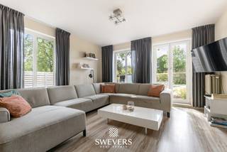 Voor meer info en foto’s, surf naar www.swevers.be – Deze open bebouwing aan Begijnenwinning 31 in Tessenderlo combineert een rustige, groene ligging met een praktische gezinsindeling. De woning bevindt zich in een doodlopende straat op een ruim perceel van 1.013 m², terwijl het centrum van Tessenderlo op wandelafstand ligt. De woning werd gebouwd in 1988 en biedt 156m² bewoonbare oppervlakte. Op het gelijkvloers bevinden zich de inkomhal met gastentoilet, een leefruimte van 28 m² en een praktisch ingerichte keuken van 9 m². Aansluitend vind je een wasplaats/berging met toegang tot de inpandige garage, die eveneens extra plaats biedt voor fietsen en opslag. Op de eerste verdieping liggen drie slaapkamers van 10 m², 12 m² en 12 m². Daarnaast zijn er een badkamer, een dressing en een extra berging. Dankzij deze verschillende opbergmogelijkheden blijft de woning praktisch en overzichtelijk. Het royale perceel en de groene omgeving vormen een belangrijke troef. De rustige ligging in een verzorgde wijk met weinig doorgaand verkeer biedt volop mogelijkheden om buiten te genieten.<br />Ook de bereikbaarheid is uitstekend. Winkels, scholen, horeca en ontspanning liggen op circa 1 km, het zwembad op 750 meter en het openbaar vervoer op 350 meter. Natuurgebied Gerhagen bevindt zich eveneens in de omgeving en de snelwegen liggen op ongeveer 4 km. Voor meer informatie, bel 011 255 155. Bron bewoonbare oppervlakte: EPC – verslag.