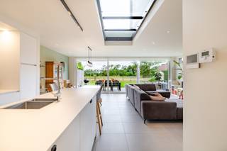 <p><span>Prachtige architecturale parel in Laarne! </span></p><p><span>Deze woning is gelegen op een toplocatie, in de rust en toch vlakbij de dorpskern, verbindingswegen in de nabijheid! Bij deze woning staan licht en architectuur centraal, het prachtige uitzicht wordt van binnenuit optimaal benut! Deze woning werd gebouwd in 2019 en voldoet aan de hedendaagse normen (EPC 26,38 kWh/(m²jaar)!</span></p><p><span>Doorheen de woning zijn er ontzettend veel ingewerkte opbergmogelijkheden en bergruimtes.</span></p><p><span>Op het gelijkvloers bevinden zich de inkomhal, een toilet, een bergruimte met tal van inbouwkasten, een open keuken met aansluitend een ruime berging, en woonkamer met schuifraam dat uitgeeft op de tuin en zicht op groen en natuur.</span></p><p><span>Op de eerste verdieping bevinden zich de masterbedroom, met ingebouwde kasten. Een prachtige open hobbyruimte of bureau. Zowel in de slaapkamer en deze ruimte heeft u een prachtig zicht op de natuur. </span></p><p><span>De connectie met buiten wordt in deze woning centraal gezet. Verder zijn er nog 2 slaapkamers, een apart toilet en een ingerichte badkamer met dubbele wastafel, ligbad en douche. Op de tweede verdieping is er nog een ruime zolder.</span></p><p><span>Er is een carport en voldoende parkeerplaats op de oprit en een tuinhuis.</span></p><p><span>Bent u ook gecharmeerd door deze woning? Neem graag contact op om uw bezoek te plannen.</span></p><p><span>EPC 26,38 kWh/(m²jaar), geen renovatieplicht; Si in aanvraag; P-score A, G-score A; </span><span>Bestuursmaatregelen in het maatregelenregister: nee.</span></p><p><span> </span></p><p><span> </span></p>