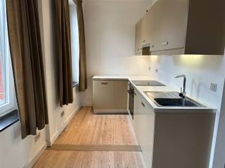 Ruim appartement met 2 slaapkamers Te Edelare. INDELING Dit gezellige appartement omvat 2 verdiepingen. Op het eerste verdiep heb je de living met...