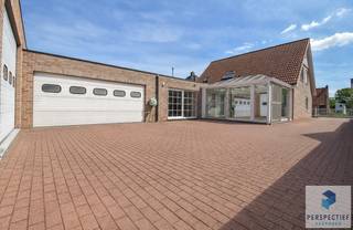Deze goed onderhouden ruime villa biedt een unieke combinatie van wonen en werken. De woonst heeft een bewoonbare oppervlakte van maar liefst 264 m²! De woning beschikt over een overvloed aan natuurlijk licht en een doordachte indeling.<br />Kortom een woning met uitzonderlijk potentieel.<br />De ruime opslagruimte/loods heeft een oppervlakte van ca. 120 m² en is een grote troef. De loods beschikt over opslagplaats, een bureauruimte, toilet, wasplaats en douche. De loods is voorzien van twee hoge poorten. Ideaal voor een zelfstandige die opslag nodig heeft of voor het stallen van mobilhomes, het uitoefenen van een hobby of voor wie nood heeft aan extra opslagplaats.<br />De woning is gunstig gelegen nabij het kanaal Gent-Brugge, in een rustige en landelijke omgeving, met een vlotte verbinding naar belangrijke invalswegen.<br /><br /><strong>INDELING</strong>:<br />Gelijkvloers: inkomhal met toilet en rechts een bureauruimte/slaapkamer en links een gezellige zit- en eetplaats. lichtrijke leefruimte, ruime veranda met gashaard en een volledig uitgeruste keuken met aansluitend een berging/wasplaats. Grote bureauruimte met toegang tot het terras. Daarnaast is er een ontspanningsruimte met een groot schuifraam, gashaard, sauna en badkamer, evenals een grote bureauruimte met toegang tot het terras.<br />Eerste verdieping: polyvalente ruimte die eenvoudig kan worden ingericht als extra slaapkamer (mits plaatsen van een deur en wand), een badkamer met ligbad, douche, toilet en wastafel, en twee ruime slaapkamers. Eén slaapkamer beschikt over een grote dressing, de andere over een mezzanine.<br /><br />Vanuit de woning is er directe toegang tot de dubbele garage en de opslagruimte/loods.<br />Buiten geniet u van veel ruimte, parkeermogelijkheden en voor de woning is er een automatisch hekken. <br /><br /><strong>EXTRA INFORMATIE:</strong><br />Woonoppervlakte: 264 m²<br />EPC: energielabel D (309 kWh/m²/jaar)<br />Zonnepanelen: 48 panelen (72m²)<br /><br />Contacteer PERSPECTIEF VASTGOED – 7 op 7 bereikbaar – voor meer informatie of een bezoek.<br />Bel 050/550.750 of mail naar info@perspectiefvastgoed.be.<br /> 