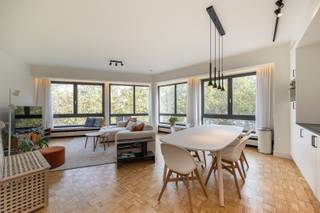 <p>Vous cherchez un logement dans le quartier du Zuid ? Vous l’avez trouvé. Cet appartement rénové avec goût combine trois chambres à part entière, deux salles de bains et un vaste espace de vie, tout en offrant l’intimité d’un seul appartement par étage.</p><p>À l'extérieur, Anvers vous attend. Le quartier du Zuid, le KMSKA, la place Marnix, les restaurants, les cafés et les magasins sont à deux pas, tandis que le tram, le vélo et les principales artères de circulation assurent une desserte fluide.</p><p>•    Rénové en 2022<br />•    3 chambres à part entière<br />•    2 salles de bains<br />•    Beaucoup de lumière naturelle<br />•    Ascenseur<br />•    2 espaces de rangement privatifs<br />•    Emplacement de choix dans le quartier « ’t Zuid »</p><p>La rénovation confère à l’appartement un aspect frais et contemporain sans pour autant effacer son caractère. Le parquet à carreaux d’origine a été conservé et constitue une base chaleureuse pour le spacieux espace de vie. De grandes baies vitrées inondent l’appartement de lumière naturelle, avec vue sur la verdure des cimes d’arbres de l’Amerikalei.</p><p>La cuisine a été intégrée de manière épurée et se prolonge jusqu’au hall d’entrée grâce à une rangée de placards sur mesure : un effet visuel apaisant et, surtout, un espace de rangement supplémentaire considérable.</p><p>Trois chambres et deux salles de bains viennent compléter le tableau. Famille, bureau à domicile, dressing ou invités ? Ici, pas besoin de choisir.<br />Plus de pièces. Plus de confort. Plus de Sud.</p><p>Vous avez repéré l'Amerikalei 67A ? Alors vous aurez sans doute envie de jeter un œil à l'intérieur. Organisez votre visite via Sinjoor.be ou appelez le 03 283 05 00.</p>
