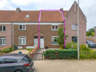 In een rustig gelegen straat nabij het centrum van Kapellen vinden we deze woning met 3 slaapkamers. Op het gelijkvloers vinden we een...