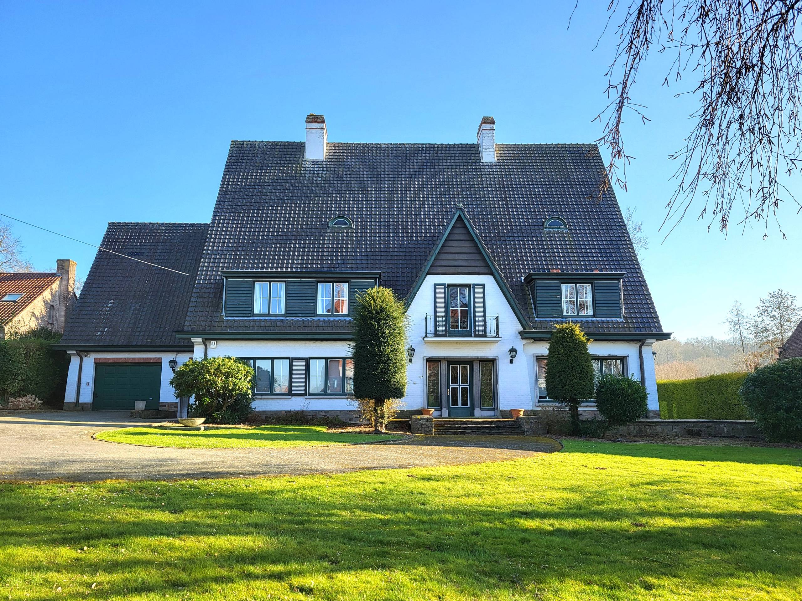 Uniek landhuis op een terrein van 3870m² met aangelegde zuidgerichte tuin en garage! - foto 2