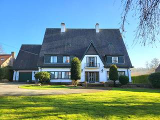 Uniek landhuis op een terrein van 3870m² met aangelegde zuidgerichte tuin en garage! Deze woning is afgewerkt met kwalitatief hoogwaardige...