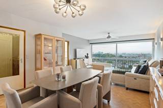 Op de 9de verdieping van een verzorgd gebouw bevindt zich dit prachtig appartement met 3 ondergrondse staanplaatsen en een adembenemend uitzicht aan zowel de voor- als achterzijde. Dankzij de grote raampartijen geniet men hier niet alleen van een overvloed aan natuurlijk licht, maar ook van een uniek panoramisch zicht, aan de voorzijde over de stad Antwerpen en aan de achterzijde over het groene park.<br /><br /><strong>Indeling: </strong>Via de lift betreedt men het appartement via de inkomhal met vestiairegedeelte. Vervolgens komt u in de lichtrijke woon- en eetkamer op parket, die directe toegang biedt tot het zonnige terras, voorzien van een elektrisch zonnescherm. Aansluitend bevindt zich de volledig geïnstalleerde keuken, uitgerust met alle moderne toestellen. Naast de keuken ligt een praktische berging met aansluitingen voor wasmachine en droogkast.<br /><br />Via de nachthal bereikt men twee volwaardige slaapkamers, een polyvalente berging, een apart toilet en de badkamer. Vanuit de tweede slaapkamer heeft men toegang tot het tweede terras, waar u in alle rust kunt genieten van het zicht op het park.<br /><br /><strong>Extra voorzieningen: </strong>Het appartement beschikt over ondergrondse autostaanplaatsen, die afzonderlijk kunnen worden aangekocht aan € 10.000 per staanplaats.<br />Daarnaast is er een gemeenschappelijke fietsenberging.<br /><br /><strong>Bijzonderheden: </strong>Twee terrassen met zon en prachtig panoramisch uitzicht over stad en park - Grote raampartijen en veel lichtinval  - Drie ondergrondse staanplaatsen (optioneel aan te kopen)  - Voldoende bergruimte en praktische indeling<br /> 