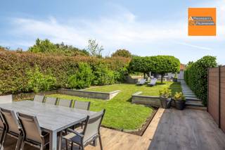 <p><span>Instapklare driegevelwoning met een prachtige tuin. </span></p><p><span> </span></p><p><span>Gelegen in een rustige en aangename woonwijk met een Mobiscore van 8,9, deze woning geniet van een gewilde ligging, dankzij de gewaardeerde nabijheid van de voorzieningen, winkels, scholen en verkeersaders.</span></p><p><span> </span></p><p><span>De woning is door de eigenaren perfect onderhouden en is onlangs gerenoveerd met hoogwaardige materialen en in een eigentijdse stijl die voldoet aan de huidige marktverwachtingen. De woning verkeert in uitstekende algemene staat en vereist geen werkzaamheden voordat er ingetrokken kan worden.</span></p><p><span> </span></p><p><span>De indeling is functioneel en lichtrijk, met een gezellige woonkamer die uitkomt op een aangename keuken, waardoor een warme en uitnodigende leefruimte ontstaat. De woning beschikt over drie ruime slaapkamers, een volledig gerenoveerde doucheruimte en twee aparte toiletten, wat een aangenaam wooncomfort biedt voor een gezin. Een zolderruimte vormt een nuttige aanvulling op de opslagruimte.</span></p><p><span> </span></p><p><span>Op de begane grond wordt u verwelkomd door de hal, die overgaat in een ruime en zeer praktische garderobe. Een grote wasruimte (10 m²) met douchecabine biedt veel opbergruimte. De garage (32 m²!) biedt talrijke extra opbergmogelijkheden en de twee parkeerplaatsen voor het huis vormen een echte troef in het dagelijks leven. </span></p><p><span> </span></p><p><span>Ook de buitenruimtes hebben voortdurend aandacht gekregen en nodigen u uit tot ontspanning. Het onlangs vernieuwde terras vormt een natuurlijk verlengstuk van de woonkamer en een gezellige lounge achteraan het perceel, evenals een tuinhuisje/buitenkeuken, dat praktisch is en goed geïntegreerd in het geheel, zijn perfect geschikt voor uw zomerse avonden met vrienden of familie.</span></p><p><span> </span></p><p><span>Door de goede staat waarin het pand verkeert, de recente renovaties, het comfortniveau en de inrichting, zowel binnen als buiten, is dit ongetwijfeld een huis waar u op slag verliefd op wordt.</span></p><p><span> </span></p><p><span>Extra troeven: EPC B: 158 kWh/ elektriciteit conform/ geen asbest/ gascondensketel 2021/ waterontharder/ regenwaterreservoir'3000 L/ alarm met camera’s/ elektrische rolluiken.</span></p><p><span> </span></p><p><span>Boek snel uw bezoek!</span></p><p><span> </span></p><p><span> </span></p>