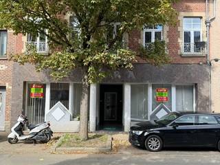 Goed gelegen kantoorruimte geschikt voor verschillende doeleinden.<br />Het pand heeft de volgende indeling:<br />Inkom en privacy uitgang, wachtruimte, dubbel toilet, kleine bureauruimte, berging en ruime bureau- of behandelingsruimte.<br />Parkeermogelijkheden voor de deur.<br />Onmiddellijk beschikbaar.<br />Info/plaatsbezoek 0473/245102 of info@vandenvonder-decat.be.<br /> 