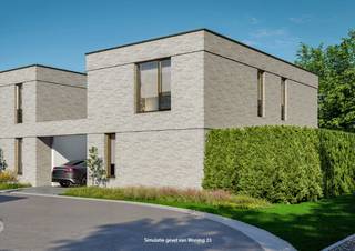 Welkom in een kleinschalig nieuwbouwproject van zeven stijlvolle gezinswoningen, centraal gelegen tussen de kerk en het gemeentehuis van Weelde. Deze uitstekende ligging combineert de charme van een dorpscentrum met het comfort van alle dagelijkse voorzieningen op wandelafstand. Bovendien geniet u van een vlotte verbinding naar de omliggende gemeenten en de Nederlandse grens, terwijl de groene omgeving garant staat voor rust en ontspanning.<br />De woningen werden ontworpen met aandacht voor ruimte, wooncomfort en duurzaamheid. Op het gelijkvloers vindt u een inkomhal met gastentoilet, een ruime leefruimte met veel natuurlijk licht en een mooi zicht op de private tuin, een volledig ingerichte keuken en een praktische berging. Daarnaast beschikt elke woning over een inpandige carport en een eigen oprit. Op de verdieping bevinden zich drie volwaardige slaapkamers en een stijlvolle badkamer, uitgerust met een dubbel badkamermeubel, een ruime inloopdouche, een vrijstaand designbad en een toilet. De hoogwaardige afwerking en doordachte indeling zorgen voor een aangename woonervaring, zowel voor jonge gezinnen als voor koppels die op zoek zijn naar een toekomstgerichte woning.<br />Ook op energetisch vlak beantwoorden deze woningen aan de hoogste verwachtingen. Dankzij de combinatie van een lucht-waterwarmtepomp, vloerverwarming, ventilatiesysteem C+, kwalitatieve isolatie en hoogrendementsbeglazing wordt een E-peil lager dan 30 nagestreefd. Dit vertaalt zich in een optimaal wooncomfort, een lagere energiefactuur en een duurzame investering voor de toekomst.<br />Bovendien krijgt u inspraak in de afwerking van uw woning. Verschillende keuzemogelijkheden laten toe om materialen en afwerkingen af te stemmen op uw persoonlijke smaak en budget, zodat uw nieuwe woning écht als thuiskomen aanvoelt.<br />Ontdek deze unieke woonkans in het hart van Weelde en geniet van comfortabel, energiezuinig wonen op een toplocatie.