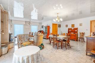<strong>Instapklare ruime villa met 4 slaapkamers en garage.</strong><br />Bent u op zoek naar een ruime gelijkvloerse toegankelijke woning in een rustige straat? Dan is deze villa zeker iets voor u.<br /><br /><strong>Indeling</strong><br />gelijkvloers: inkomhal, living, keuken, veranda, garage, badkamer, 2 slaapkamers, bureau/slaapkamer, gezellige tuin met terras en tuinhuis<br />verdiep: 2 ruime slaapkamers, dressing en zolder<br /><br /><strong>Troeven:</strong>
<ul><li>Rustige ligging</li><li>ruime villa</li><li>alles toegankelijk op gelijkvloers</li><li>4 slaapkamers</li><li>lichtrijke veranda en living</li><li>garage</li></ul>
Bij deze woning geldt de renovatieplicht.