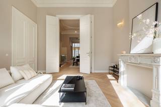 Renovation project (2025) in majestic mansion. Welcome to 140 Frankrijklei. Where you walk around the corner to the market on Saturday morning...