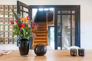 Uiterst charmante en unieke villa met verschillende bijgebouwen, 4 slaapkamers en 2 badkamers. <br /><br />Unieke Woning met Rietendak!<br />Droomt u van een karaktervolle woning boordevol charme en elegantie? Deze prachtige woning in Brasschaat, met zijn authentieke rietendak, biedt u de perfecte combinatie van luxe, comfort en een<br />- *<strong>Rietendak</strong>*: Dit traditionele dak geeft de woning niet alleen een bijzondere esthetische waarde, maar zorgt ook voor uitstekende isolatie.<br /><br />- *<strong>Ruime Indeling</strong>*: De woning beschikt over meerdere slaapkamers en badkamers, ideaal voor grote gezinnen of om gasten te verwelkomen.<br /><br />- *Moderne Voorzieningen*: Het interieur is smaakvol gerenoveerd met hoogwaardige materialen en moderne apparatuur, terwijl de charme van het oorspronkelijke ontwerp behouden is gebleven.<br /><br /><strong>- *Grote Tuin</strong>*: De woning ligt op een ruim perceel met een prachtig aangelegde tuin, perfect voor ontspanning en buitenactiviteiten.<br /><br />- *Uitstekende Locatie*: Gelegen aan een levendige baan in Brasschaat, biedt deze woning gemakkelijke toegang tot winkels, scholen en openbaar vervoer. U bent nooit ver van de bruisende activiteiten van de stad.<br /><br />- *<strong>Veiligheid en Privacy</strong>*: Ondanks de centrale ligging biedt de woning voldoende privacy en is het voorzien van moderne beveiligingssystemen.<br /><br />Mis deze kans niet om te investeren in een woning die uniek is in zijn soort. Neem vandaag nog contact op voor meer informatie of om een bezichtiging te plannen. Uw droomhuis in Brasschaat wacht op u!<br /><br />De woning is voorzien van houten shutters, BOSE surround systeem, LED verlichting<br /><strong>Prachtig aangelegde tuin</strong> voorzien van vele troeven: <br />- LED- buitenverlichting te bedienen vanuit APP met verschillende kleuren<br />- BOSE muziek boxen te bedienen vanuit APP<br />- Jacuzzi<br />- Verschillende eiken bijgebouwen<br />- 8- tal staanplaatsen vooraan <br />- Garage<br />Grond oppervlakte: 1.914m²<br /><strong>MOBISCORE 9</strong><br /><br /><br /> 