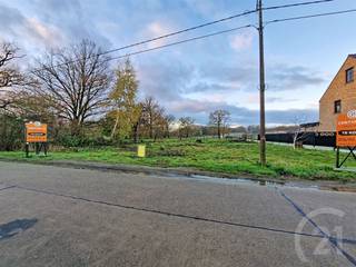 <p>Mooie bouwgrond( lot 2a en 2b) te koop in Begijnendijk!<br /><br />Een prachtig perceel bouwgrond voor open bebouwing van 17are 55ca. Landelijk en in het groen.<br />Goede bereikbaarheid richting Aarschot en kortbij het centrum van Begijnendijk.<br /><br />Bouwbreedte: +/- 12,47 m<br />Bouwdiepte: 15 m op gelijkvloers <br /><br />Wil jij hier je nieuwe thuis bouwen? Mail dan naar info@future-home.be of bel ons op 016 90 10 21.<br /><br />Woongebied landelijk karakter en agrarisch gebied, Geen Vergunning, Geen Voorkooprecht, Geen dagvaarding, Verkavelingsvergunning</p>