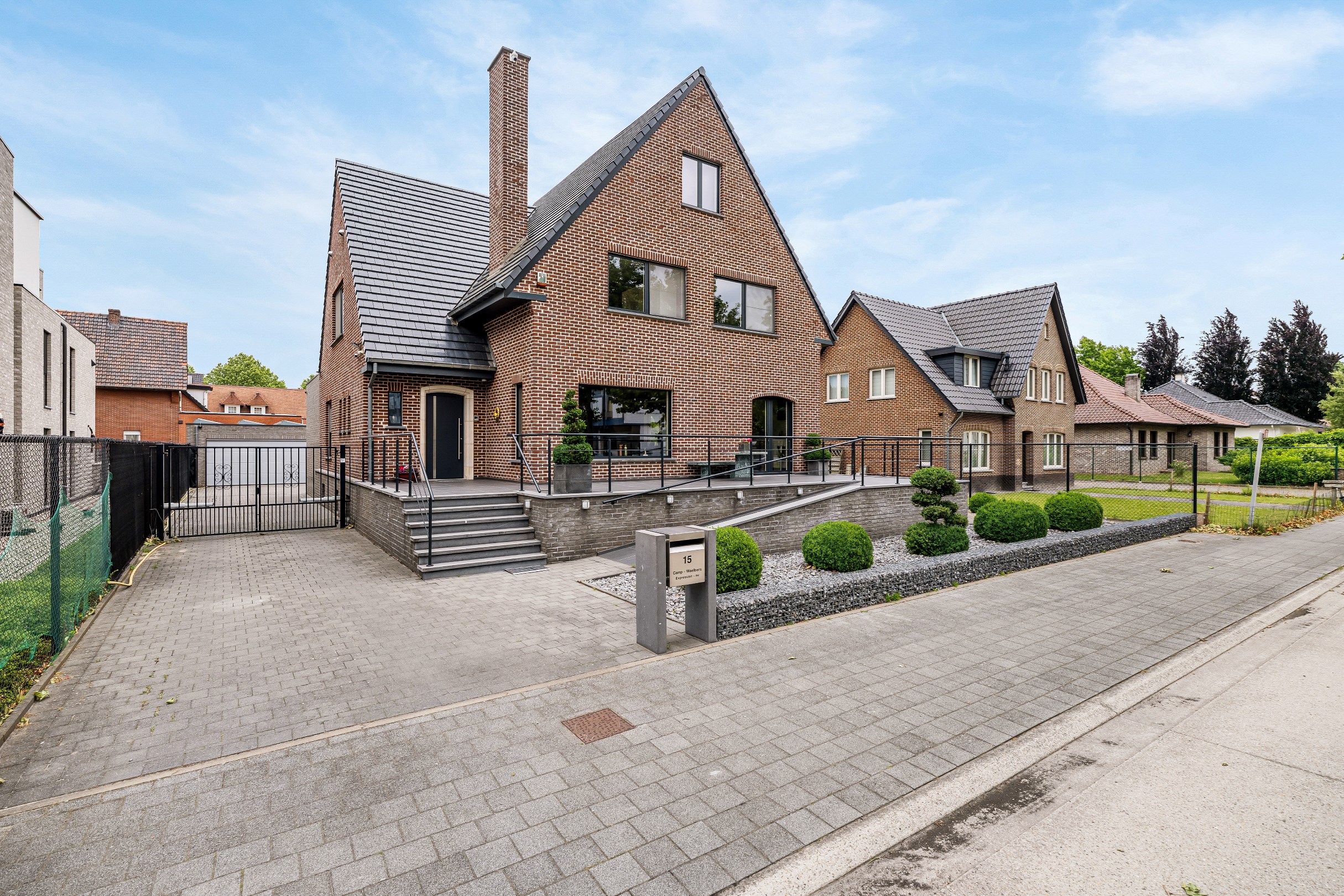 Volledig gerenoveerde ruime en ideale gezinswoning op een onderhoudsvriendelijk terrein van 771m2 te Bree. - foto 2