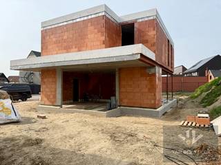 <u><strong>Moderne open nieuwbouwwoning met 3 slaapkamers, 2 badkamers en een inpandige garage</strong></u><br /><br /><u><strong>TROEVEN: </strong></u><br />– 3 volwaardige slaapkamers <br />– 2 badkamers <br />– Energiezuinig <br />– Moderne architectuur<br />- Inpandige garage<br />– Goede bereikbaarheid naar Hasselt, centrum Diepenbeek, autosnelweg E313, … <br />– Veel natuurlijke lichtinval <br />– Riant terras <br /><br />Ontdek deze prachtige hopen nieuwbouwwoning, ontworpen voor wie ruimte, licht en comfort waardeert. De woning beschikt over 3 slaapkamers en 2 badkamers. Het hart van de woning is de open leefruimte, die naadloos de keuken, eet- en zithoek met elkaar verbindt. Grote ramen en een praktische indeling zorgen voor veel natuurlijke lichtinval en een gevoel van vrijheid. Via de woonkamer stapt u zo op het terras, ideaal om te ontspannen of gezellige momenten met familie en vrienden door te brengen.<br />Voor uw comfort is er een inpandige garage, zodat uw auto veilig en beschut staat en u altijd makkelijk toegang heeft tot uw woning. <br /><br />De woning combineert een doordachte indeling met moderne afwerking en veel natuurlijke lichtinval. Een thuis waar elke dag voelt als een vakantie!<br /><br />Deze twee halfopen wooneenheden worden gebouwd op een riant perceel en bevinden zich op een boogscheut van het centrum van Diepenbeek en op slechts enkele minuten van de op- en afrit van de E313.  Diepenbeek heeft een rijk aanbod aan natuurgebieden, wandel- en fietsmogelijkheden, sportfaciliteiten en speeltuinen. Vanuit Diepenbeek is er verder nog veel te beleven bij de buren uit Hasselt, Genk, Bilzen en Kortessem. Deze mooie gemeente is dus de ideale uitvalsbasis voor al het moois dat Limburg te bieden heeft!