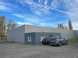 Dit industriële gebouw ligt in het hart van de zone Hauts-Sarts in Herstal, een van de meest gewilde industrieparken van Wallonië, en biedt een...