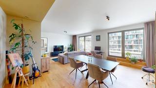 <p>L’espace de vie constitue le cœur de l’appartement et bénéficie d’une abondante lumière naturelle grâce aux grandes baies vitrées. Il offre suffisamment d’espace pour aménager à la fois un salon confortable et une généreuse salle à manger. La cuisine ouverte s’intègre harmonieusement à la pièce de vie et présente une finition épurée avec des armoires blanches, des appareils électroménagers intégrés et de nombreux rangements.<span></span></p>
<p>Depuis la pièce de vie, vous accédez directement à la spacieuse terrasse. Sa situation au dernier étage garantit davantage d’intimité ainsi qu’une vue dégagée sur l’architecture environnante.</p>
<p>La chambre, située au calme, dispose d’une salle de bains attenante équipée d’un meuble à double vasque, d’armoires de toilette avec miroir et d’une douche. L’appartement comprend également un débarras pratique ainsi qu’un WC séparé avec lave-mains.</p>
<p>L’abondance de lumière naturelle, l’agencement bien pensé, la généreuse terrasse et la situation au dernier étage font de cet appartement un lieu de vie particulièrement agréable.</p>