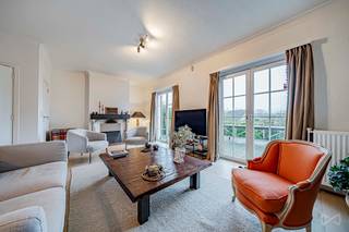 <p><span>Discover this charming villa located in a quiet neighborhood in Rhode-Saint-Genèse, close to numerous amenities, on a plot of approximately 712 m². It offers a living area of approximately 151 m² and a total gross surface area of approximately 243 m².</span><span></span></p>
<p><span>On the ground floor, you will find an entrance hall with a separate toilet and cloakroom, a fully equipped kitchen with a laundry area, a dining room open to a bright living room with access to the garden, as well as a garage with a sectional door.</span><span></span></p>
<p><span>Upstairs, there are four beautiful bedrooms of 9 m², 14 m², 16 m² and 17 m², one of which includes a shower room, as well as a bathroom equipped with a bathtub, a toilet and a double washbasin.</span></p>
<p><span>An unfinished attic provides additional storage space.</span><span></span></p>
<p><span>Outside, you will enjoy a pleasant garden with little to no overlooking neighbors, complemented by a terrace.</span><span></span></p>
<p><span>This villa offers great potential, notably thanks to its brightness, easy parking and sought-after location.</span><span></span></p>
<p><span>Technical aspects: PEB E (434 kWh/m²/an) – wooden double-glazed window frames – gas boiler – non-compliant electrical installation.</span><span></span></p>
<p><span>Would you like to arrange a viewing or obtain further information? Contact us at 02 319 46 46 or by e-mail: admin.bw.centre@weinvest.be.</span></p>
