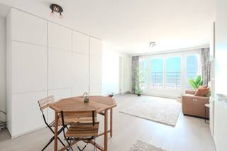 Deze instapklare studio te koop werd recentelijk gerenoveerd en is gelegen op de tweede verdieping van de residentie "Carlton" te Middelkerke. De studio situeert zich vlakbij centrum Middelkerke, het casino, openbaar vervoer, strand en zee. U geniet vanuit de studio van een prachtig frontaal zeezicht.Indeling: - inkomhall- leefruimte (27m²) - halfopen keuken (3m²) - badkamer voorzien van douche, lavabomeubel en spiegelkast- apart toilet- privatieve kelderbergingPluspunten:- fantastisch frontaal zeezicht- inclusief kelderberging- op wandelafstand van openbaar vervoer en winkels- voldoende parkeermogelijkheden in de buurt- vernieuwde verwarmingsinstallatie - PVC ramen met dubbel glas- gemeenschappelijke fietsenberging in het gebouw- gemeenschappelijke gangen recentelijk opgefrist- conforme elektriciteitskeuring- gunstig epc labelBent u op zoek naar een instapklare studio met frontaal zeezicht en te koop te Middelkerke? Aarzel dan niet om uw afspraak vast te leggen.Bestuursmaatregelen in het maatregelenregister: nee