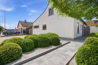 Welkom in deze hoogwaardig afgewerkte alleenstaande woning, gelegen in een rustige en kindvriendelijke woonwijk in Kuurne!Bij het betreden van deze...