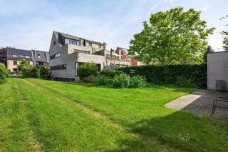 Dit ruim, instapklaar appartement is gelegen op een gegeerde en uiterst residentiële locatie in Wijnegem. U bevindt zich nabij openbaar vervoer, winkels, scholen en het centrum van Wijnegem. <br /><br />We betreden het appartement via privatieve inkom. Deze brengt ons naar de ruime leefruimte waar de grote raampartijen en het halfopen karakter van de woonst, zorgen voor een aangename lichtinval. De open, volledig geïnstalleerde keuken sluit hier naadloos op aan en is uitgerust met een 5 pits gasvuur, oven, microgolfoven, combi-oven, dampkap, spoelbak met verlek, vaatwasser en een koelkast. Vanuit de leefruimte hebben we rechtstreeks toegang tot het gezellige en zonnige zuid-terras met tuin, de ideale plek om te genieten van een BBQ met vrienden of familie.<br /><br />Op het gelijkvloers bevinden zich verder een apart toilet, een bureauruimte alsook een praktische berging. <br />Achteraan deze woonst vinden wij nog een extra dubbele berging of garage van 40 m² terug. <br /><br />De souterrain omvat maar liefst vier slaapkamers (14,5m² / 9m² / 8,5m² / 8m²) alsook de badkamer met inloopdouche, hangtoilet en dubbele lavabo.<br />Daarbovenop is er een extra berging en een technische ruimte met aansluiting voor wasmachine aanwezig.  <br /><br />Ook op vlak van energiezuinigheid scoort deze woonst uitstekend. Het beschikt over vloerverwarming, 12 zonnepanelen, ventilatiesysteem type D en een regenwaterput van 10.000 liter die is aangesloten op de toiletten. <br /><br />Als extra troef is er een achtergelegen grond (4.000 m²) dewelke mee aangekocht dient te worden aan € 45.000, wat heel wat mogelijkheden biedt. Momenteel is deze voorzien van volwassen wijnranken en een uitgebreide moestuin.  <br /><br />Pluspunten:<br />- 4 slaapkamers<br />- ruim appartement<br />- zonnig terras en tuin<br />- uitstekende staat en instapklaar<br />- garage/berging (42,5m²)<br />- regenwaterput (10.000 liter)<br />- videofoon<br />- 12 zonnepanelen<br />- EPC A<br />- aanhorende grond bij aan te kopen (€ 45.000) <br />- centrale locatie in Wijnegem<br /><br />Interesse in deze instapklare woning? Contacteer ons via 03 337 50 70 of info@vbvastgoed.be voor meer info of een afspraak. 