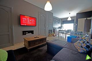 Deze verrassend ruime woning is gelegen op enkele passen van de Markt van Eekloi<br /><br />Samenstelling: inkomhal, woonkamer met gezellige haard en een eetplaats, berging, volledig ingerichte keuken met veel bergruimte, bijkeuken, toilet.<br /><br />Op de verdieping: 2 ruime slaapkamers, badkamer met ligbad (douchescherm) en een ruime zolder.<br /><br />De woning heeft een gezellige koer met terras waar U in alle rust kan genieten. Daarnaast is er ook een private garagebox achteraan, die makkelijk toegankelijk is.<br /><br />Bezoek steeds na afspraak.