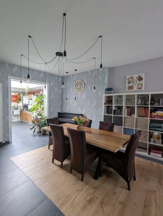 Op zoek naar een instapklare woning met een uitstekende ligging én een sterke energieprestatie?<br /><br />Dan is deze verzorgde gezinswoning zeker een bezoek waard. Gelegen op een centrale locatie, op korte afstand van scholen, winkels en het centrum, combineert deze woning comfort, duurzaamheid en een vlotte bereikbaarheid.<br /><br />De woning beschikt over een EPC-label B, waardoor geen renovatieverplichting van toepassing is. Bovendien is de elektrische installatie conform, wat een zorgeloze aankoop garandeert.<br />Doorheen de jaren werd de woning uitstekend onderhouden en voorzien van tal van kwaliteitsvolle vernieuwingen. Zo werd het dak vernieuwd en uitgerust met Velux-dakramen voorzien van rolluiken op zonne-energie, wat zorgt voor extra comfort en een aangenaam binnenklimaat.<br /><br />Ook op vlak van duurzaamheid scoort deze woning bijzonder goed. De zonnepanelen, inclusief groenestroomcertificaten, zorgen voor een lagere energiefactuur. Daarnaast is het toilet aangesloten op een regenwaterput en is de woning uitgerust met een stroomloze waterontharder, wat zowel ecologisch als economisch een meerwaarde biedt.<br /><br />Binnen geniet u van een lichtrijke leefruimte en drie volwaardige slaapkamers, met de mogelijkheid om een vierde slaapkamer, bureauruimte of hobbykamer te creëren, ideaal voor grotere gezinnen of thuiswerkers.<br /><br />Buiten wacht een goed onderhouden tuin, waar u in alle rust kunt genieten van het buitenleven. Deze verzorgde buitenruimte vormt de ideale plek om te ontspannen of gezellig tijd door te brengen met familie en vrienden.<br /><br />Kortom, een energiezuinige, instapklare en uitstekend onderhouden woning met tal van troeven, gelegen op een centrale en gegeerde locatie. Een ideale thuis voor wie comfortabel wil wonen zonder zorgen.<br /><br />Een bezoek plannen of wil je meer info ? contacteer ons via www.destryker.be of via tel 02/356.61.60