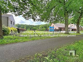 <p><span>Ontdek dit prachtige bouwperceel in het charmante Tessenderlo, ideaal voor wie op zoek is naar een unieke locatie om hun droomwoning te realiseren. Met een totale grondoppervlakte van 2125m² biedt dit vlakke en zuid-gerichte perceel talloze mogelijkheden.</span></p><p><span> </span></p><p><span>Gelegen in een rustige en groene omgeving, omgeven door natuur, biedt deze bouwgrond u de perfecte combinatie van rust en toegankelijkheid. Geniet dagelijks van de zon en de serene sfeer die het omliggende landschap te bieden heeft. De achterliggende natuurgebieden zorgen voor een ongeëvenaarde privacy en een prachtig uitzicht.</span></p><p><span> </span></p><p><span>Dit perceel is een zeldzame kans voor toekomstige bouwers die de voorkeur geven aan een vredige en natuurlijke omgeving, zonder in te boeten aan de nabijheid van lokale voorzieningen en bereikbaarheid. Mis deze unieke mogelijkheid niet om uw eigen oase van rust in het hart van Tessenderlo te creëren.</span></p><p><span> </span></p><p><span>Kom de mogelijkheden ontdekken en contacteer ons voor meer informatie en een bezoek op www.immodiest.be of 013/31.25.22.</span></p>