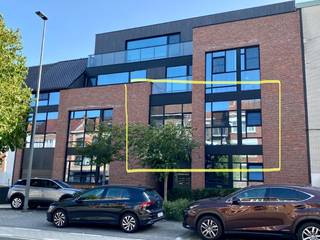 <strong>Dit appartement is beschikbaar vanaf 1 oktober 2026! <br />Parkeerplaats mee te huren aan € 85,00 / maand (verplicht bij te huren!)<br />Vaste kosten: € 85,00 / maand</strong><br /><br />Ontdek dit stijlvolle 2-slaapkamerappartement op een uitstekende locatie, tussen de Kleine en Grote Ring. Dankzij de vlotte verbinding met de E313 en de ligging op wandelafstand van het stadscentrum, scholen en winkels geniet je hier van een ideale combinatie van comfort, bereikbaarheid en woonkwaliteit.<br /><br />De moderne, volledig uitgeruste keuken beschikt over alle nodige toestellen en vormt een aangename plek om te koken en samen te genieten.<br /><br />Ook op vlak van comfort scoort dit appartement uitstekend. Vloerverwarming zorgt voor een aangename temperatuur in elke ruimte, terwijl het ventilatiesysteem D bijdraagt aan een gezond en energiezuinig binnenklimaat.<br /><br />Je maakt deel uit van een kleinschalige residentie met slechts acht appartementen, wat garant staat voor een rustige en aangename woonomgeving. In de gemeenschappelijke fietsenberging zijn twee oplaadpunten voor e-bikes aanwezig, en een private, afgesloten kelderberging biedt extra opslagruimte.<br /><br />Kortom, een instapklaar en comfortabel appartement met een uitstekende ligging en alle troeven voor zorgeloos wonen.<br /><br /><br /><strong>Word jij de bewoner van dit prachtig appartement? Surf naar www.vdv-vanderveken.be, kies bij “TE HUUR” voor dit pand en vul de kandidatenfiche in (klik in het gouden balkje op “Ik wil dit pand graag huren!”). Wij contacteren je voor een afspraak! </strong>